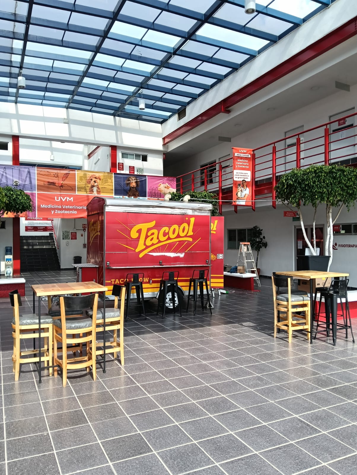 Food truck rojo de Tacool en el área de comida de la UVM